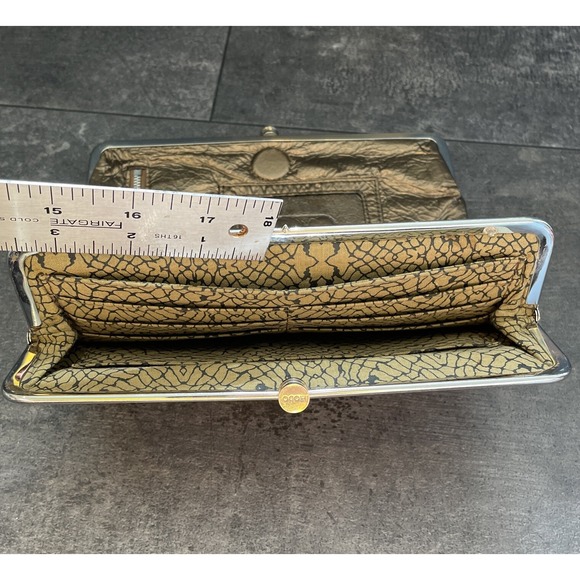 HOBO International Clutch Wallet Metallic gold - Picture 8 of 12
